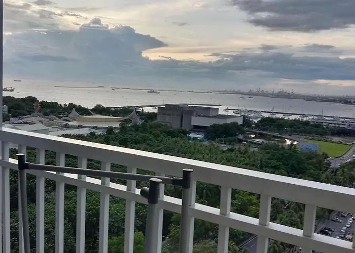 Bay View W/ Balcony, Netflix, 200mb Wi-fi Apartahotel Manila