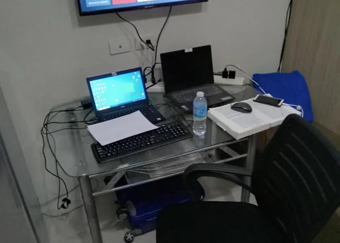 Bay View W/ Balcony, Netflix, 200mb Wi-fi Apartahotel Manila