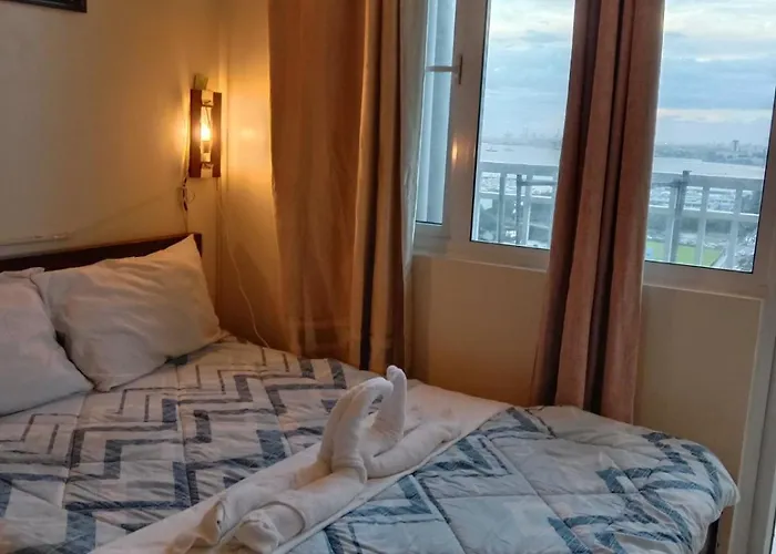 Bay View W/ Balcony, Netflix, 200mb Wi-fi Apartahotel *
